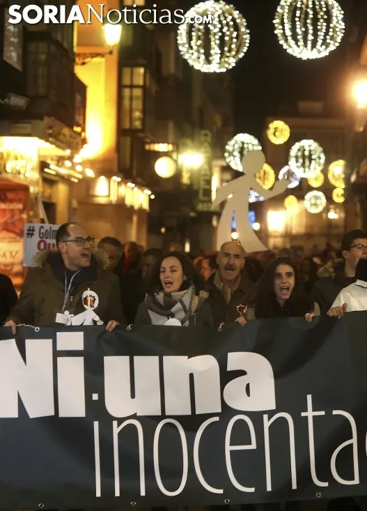 Una imagen de la más que multitudinaria manifestación de esta tarde de viernes. /SN