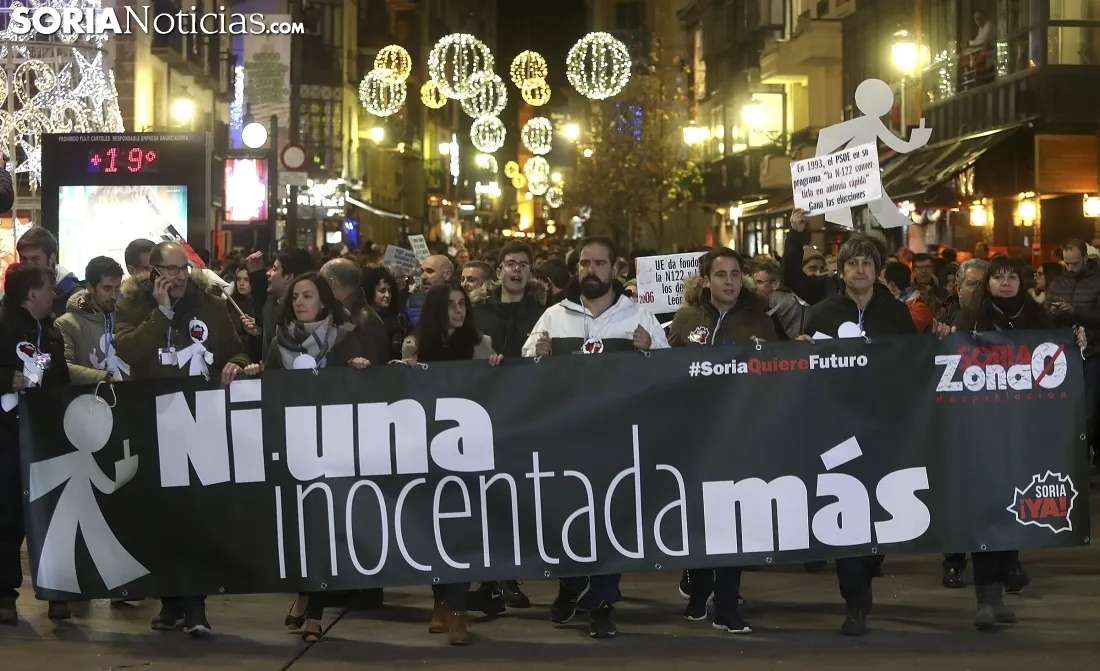 Una imagen de la más que multitudinaria manifestación de esta tarde de viernes. /SN