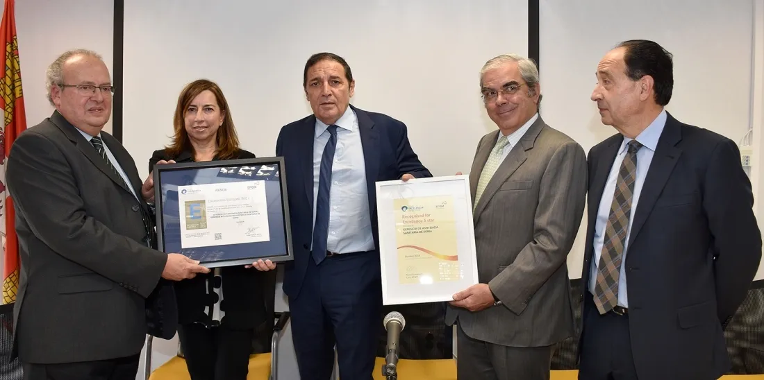 Saez Aguado (ctro.) en la recepción del sello de calidad. /Jta.