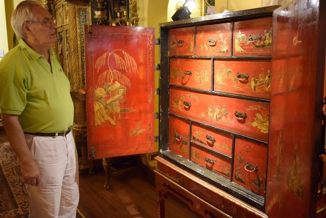 Marín, observando un mueble de sus interesantes colecciones de arte y mobiliario.