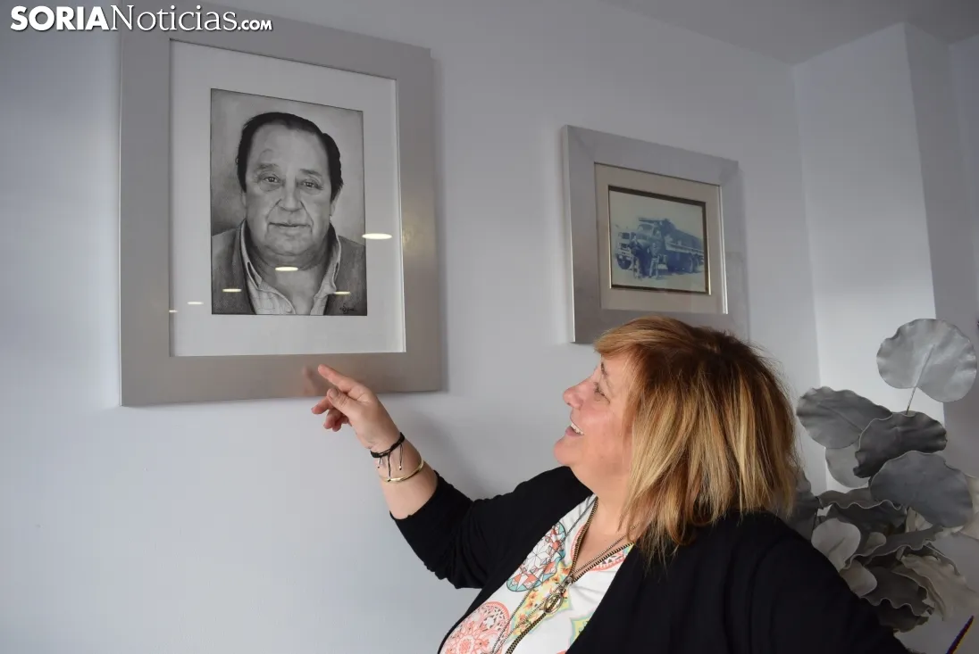 Amelia muestra una fotografía de su padre, Javier Andrés Moreno. SN
