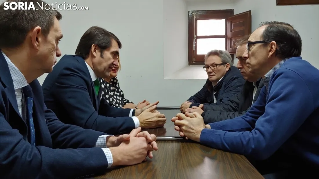 Los alcaldes (dcha.) con el consejero (ctro izda.) la presidenta del PP soriano y el secretario de la Delegación Territorial de la Junta, este viernes en una de las dependencias del Aula Tirso de Molina. /M-Audiovisuales