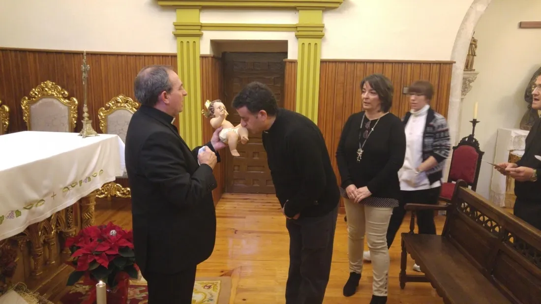 Una imagen de este tiempo navideño en torno al pastor diocesano.