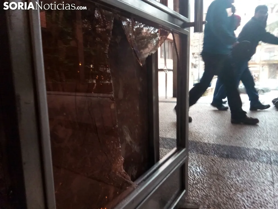 Imagen del cristal fracturado en el robo. /SN