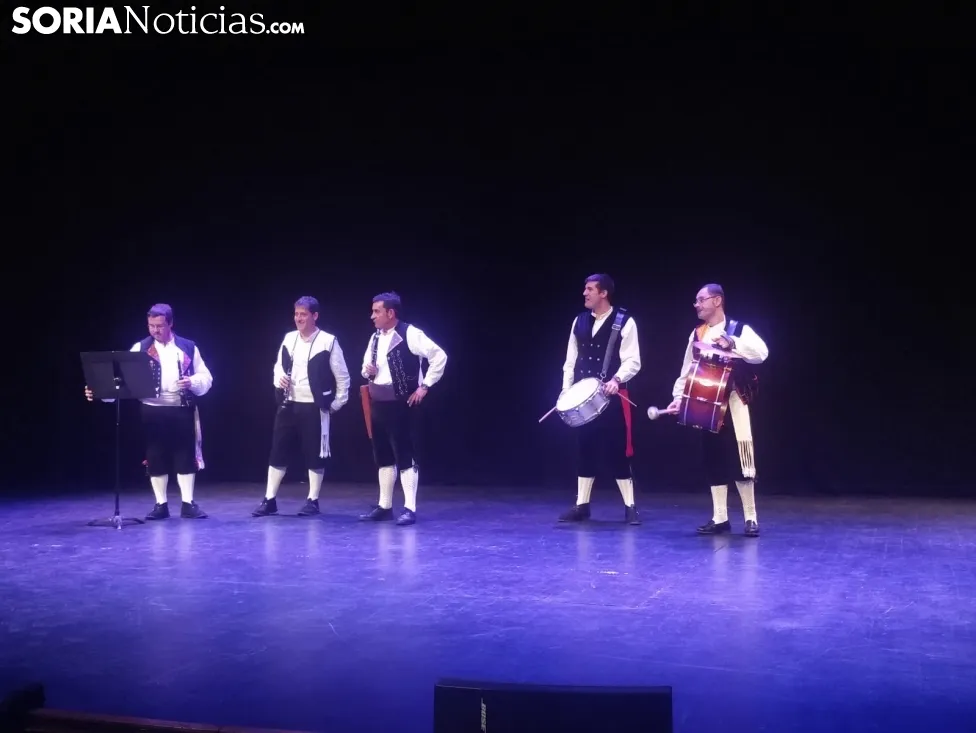 Cuatro grupos de gaiteros y los danzantes deleitan al Palacio de la Audiencia. SN