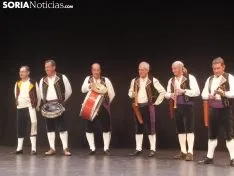 Cuatro grupos de gaiteros y los danzantes deleitan al Palacio de la Audiencia. SN