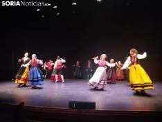 Cuatro grupos de gaiteros y los danzantes deleitan al Palacio de la Audiencia. SN