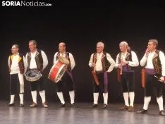 Cuatro grupos de gaiteros y los danzantes deleitan al Palacio de la Audiencia. SN