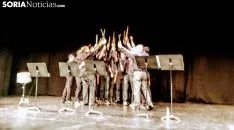 Cuatro grupos de gaiteros y los danzantes deleitan al Palacio de la Audiencia. SN