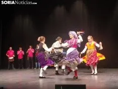 Cuatro grupos de gaiteros y los danzantes deleitan al Palacio de la Audiencia. SN