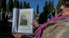 Una nieta de Anastasio Vitoria con el retrato de su abuelo. /Óscar Rodríguez