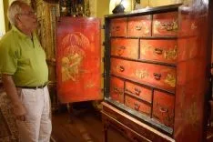 Marín, observando un mueble de sus interesantes colecciones de arte y mobiliario.