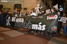 Una imagen de la más que multitudinaria manifestación de esta tarde de viernes. /SN