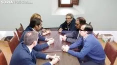 Los alcaldes (dcha.) con el consejero (ctro izda.) la presidenta del PP soriano y el secretario de la Delegación Territorial de la Junta, este viernes en una de las dependencias del Aula Tirso de Molina. /M-Audiovisuales