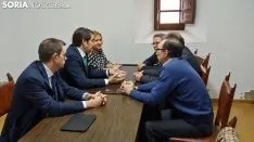 Los alcaldes (dcha.) con el consejero (ctro izda.) la presidenta del PP soriano y el secretario de la Delegación Territorial de la Junta, este viernes en una de las dependencias del Aula Tirso de Molina. /M-Audiovisuales