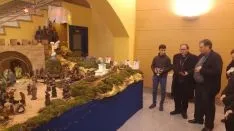 Una imagen de este tiempo navideño en torno al pastor diocesano.