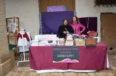 Foto 4 - Buen ambiente en el mercadillo solidario de Almaz&aacute;n