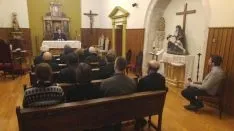 Una imagen de este tiempo navideño en torno al pastor diocesano.