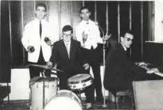 Vicente Marín de vocalista en un grupo musical, en un hotel de Mallorca.