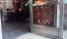 Imagen del cristal fracturado en el robo. /SN