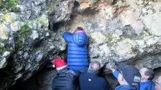 Colocación del Belén de los Amigos de Golmayo.