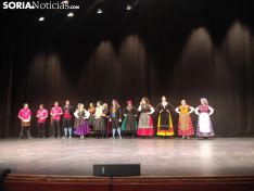 Cuatro grupos de gaiteros y los danzantes deleitan al Palacio de la Audiencia. SN