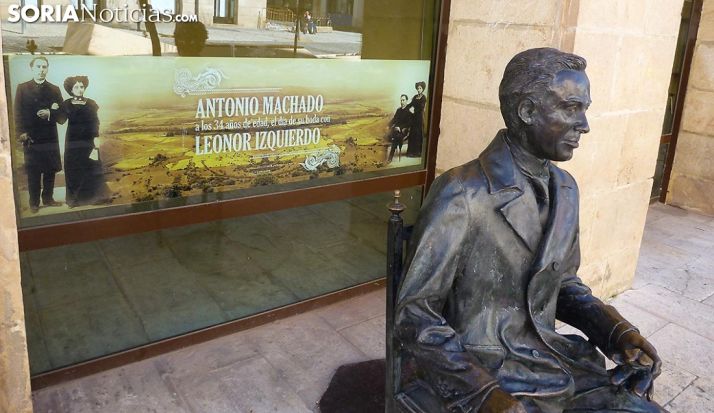 Escultura de Antonio Machado en el Instituto que lleva su nombre en la capital de Soria. 