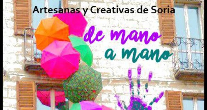 Manos femeninas en la muestra artesanal del Casino