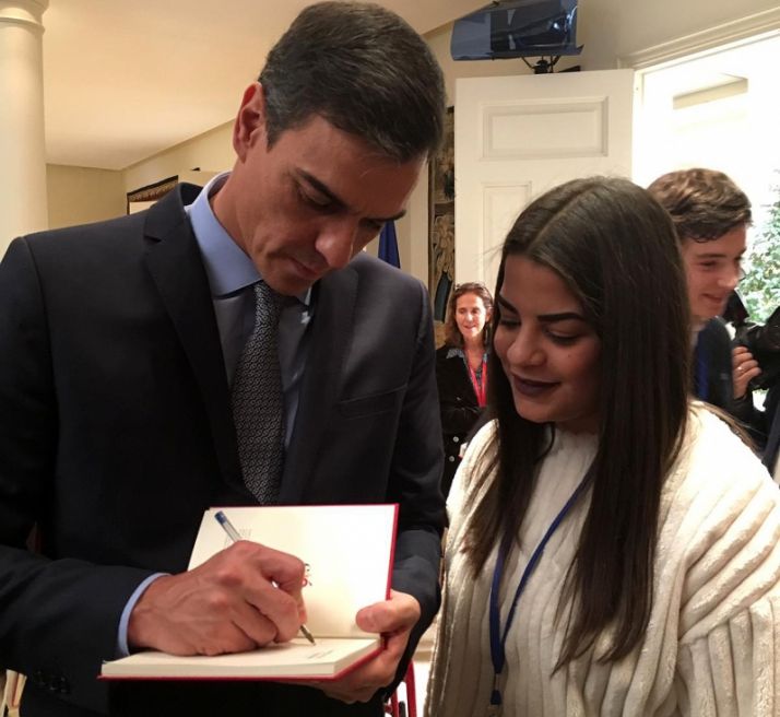 La alumna con el presidente. /IES Machado