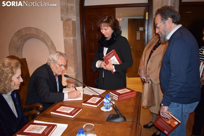 Vicente Marín firmó docenas de libros en la presentación.