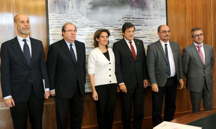 Herrera, (2º izda.) junto a la ministra este miércoles. /Jta.