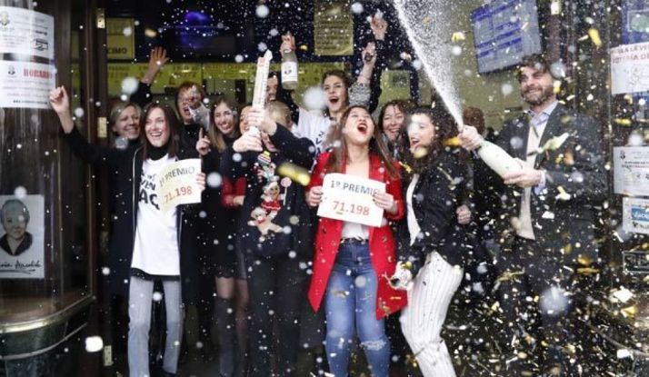 Agraciados celebrando un premio durante el 22 de diciembre. 