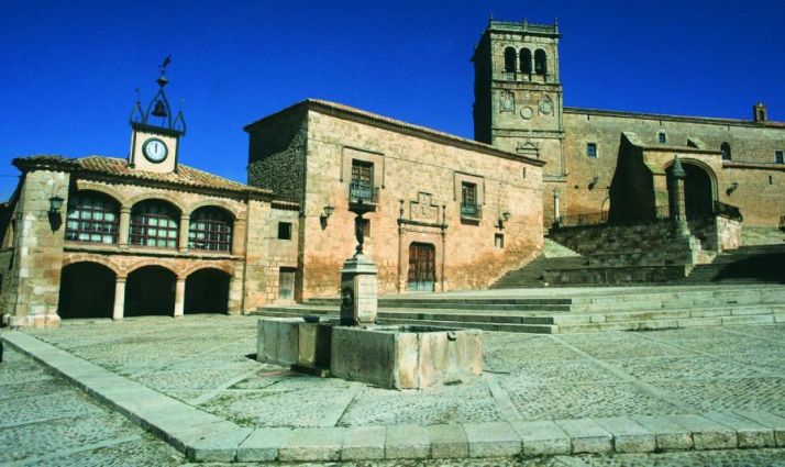 La plaza Mayor de Morón de Almazán.