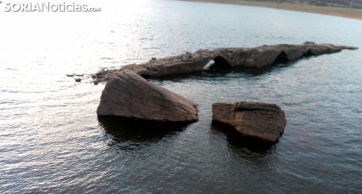 Niveles del pantano a la altura del puente romano este sábado. /SN