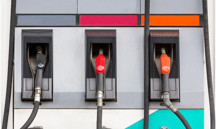 Imagen de un surtidor de combustible de vehículos.