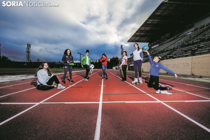 De izquierda a derecha, en las pistas exteriores del CAEP: Edurne, Silvia, Milena, Miriam, Raquel, Ana y Gabriela. David Almajano y Carmen de Vicente