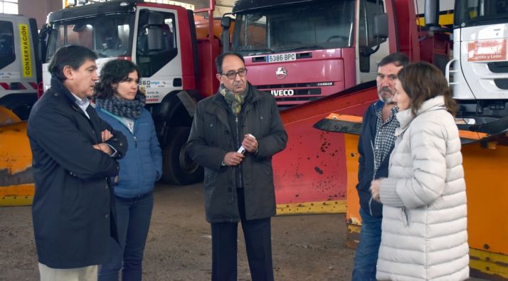 El delegado, Manuel López (ctro.), con responsables del dispositivo para esta campaña. 