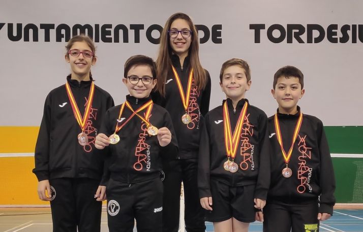 Irene Gárate, Hugo Sanz, Carmen Carro, Miguel Pérez e Ian Antón. 
