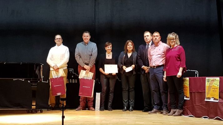  José Luis Tudela (3º premio), Ernesto Tubía (2º premio) , Concha Fernández (1º premio), Mª Luisa Aguilera (Alcaldesa de San Esteban de Gormaz), Javier Barrio (Director provincial de Educación) y Gerardo Pelaba y Marta Ortiz (Concejales del Ayto de San Es