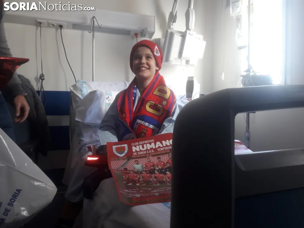 Ripa, Luis Valcarce, Carlos Gutiérrez y Aritz López Garai visitan a tres de los niños ingresados en el Santa Bárbara.