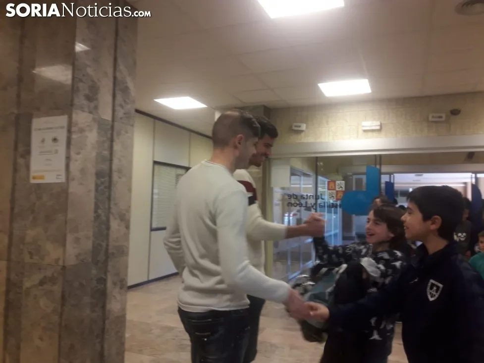 Ripa, Luis Valcarce, Carlos Gutiérrez y Aritz López Garai visitan a tres de los niños ingresados en el Santa Bárbara.