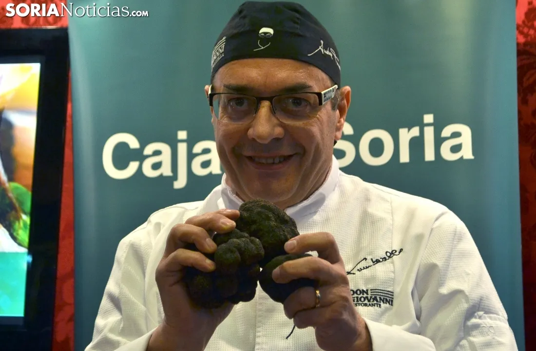 Andrea Tumbarello posando para Soria Noticias con una trufa soriana. /SN