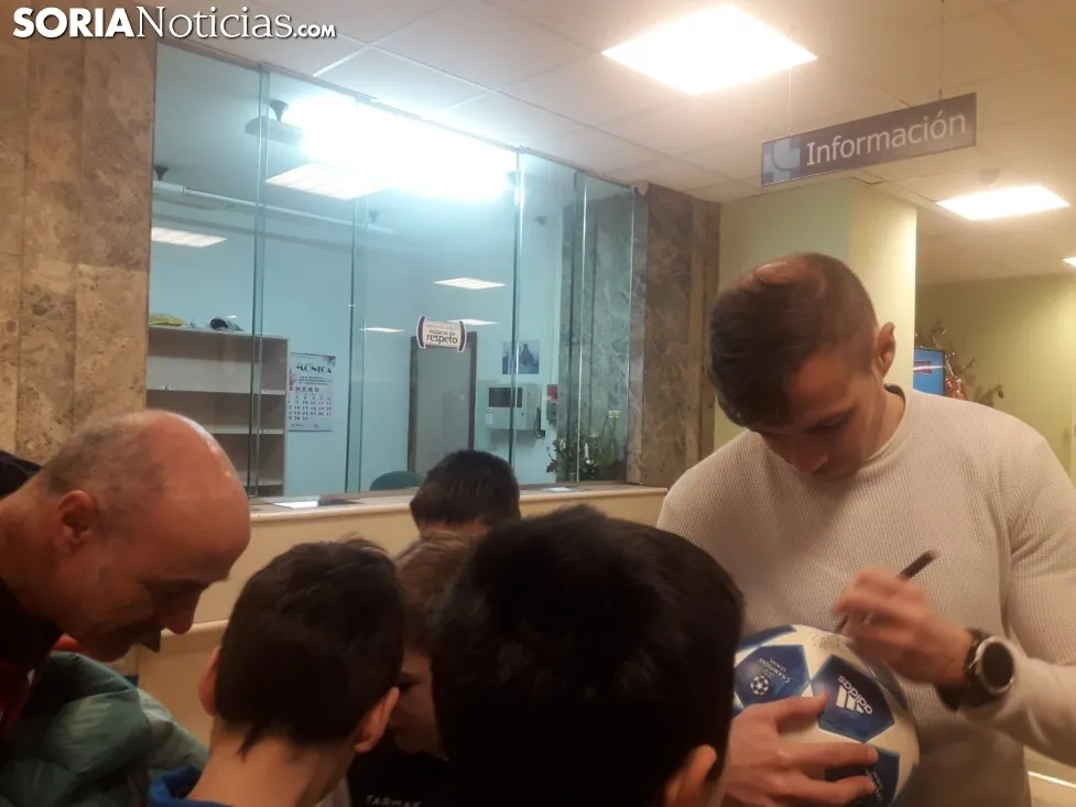 Ripa, Luis Valcarce, Carlos Gutiérrez y Aritz López Garai visitan a tres de los niños ingresados en el Santa Bárbara.