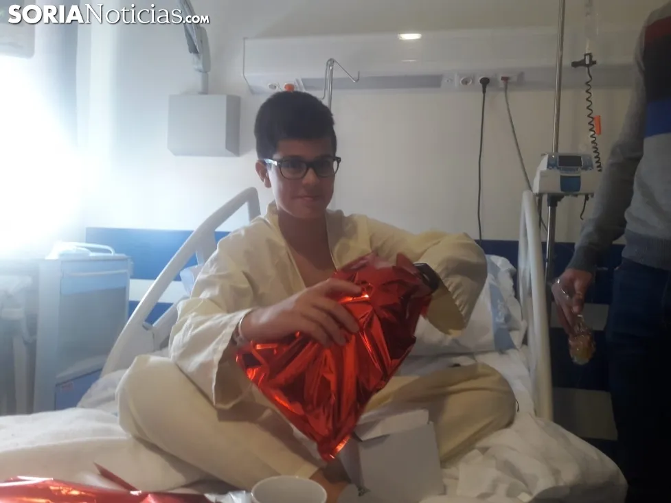 Ripa, Luis Valcarce, Carlos Gutiérrez y Aritz López Garai visitan a tres de los niños ingresados en el Santa Bárbara.