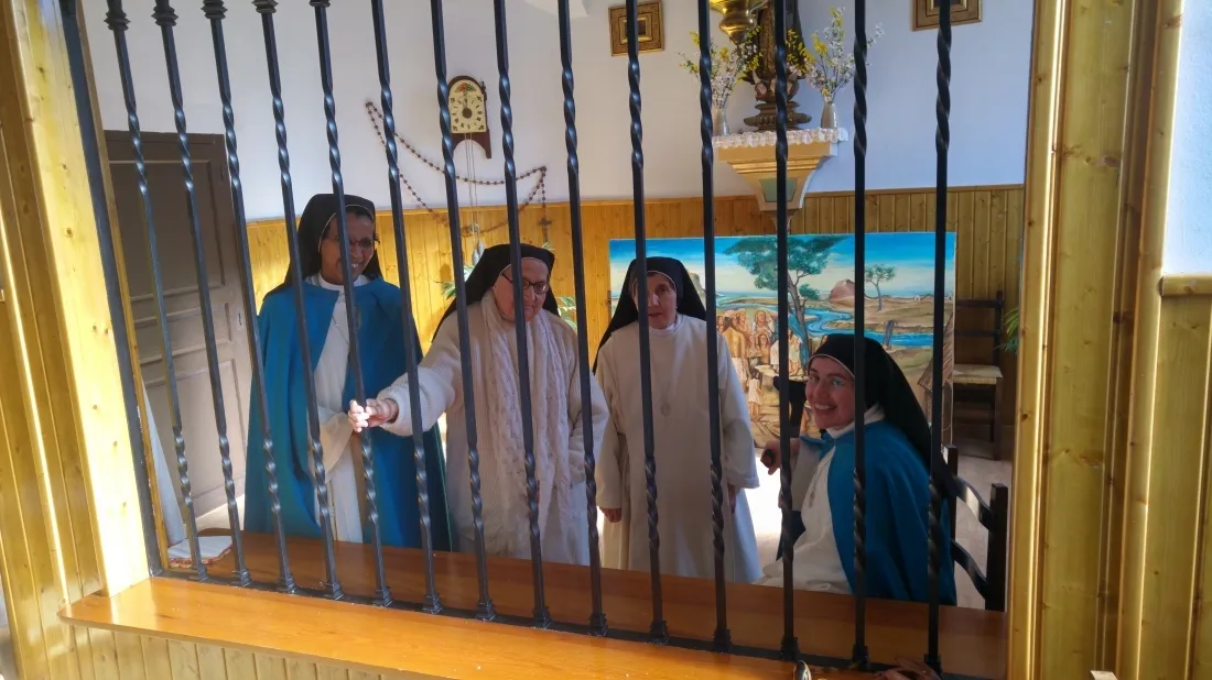 Abadesa (izda.) junto  otras hermanas de la Comunidad. /Prensa Obispado