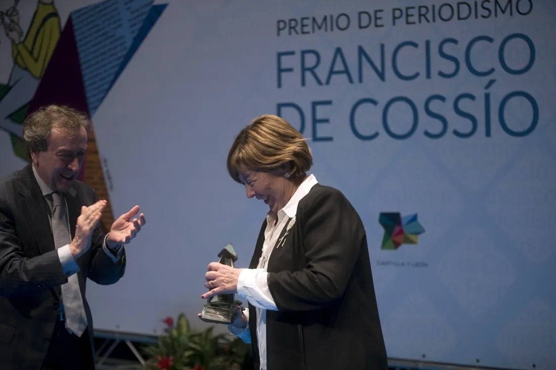La agredeña Carmen Romero Mayor recoge el galardón. /Jta.