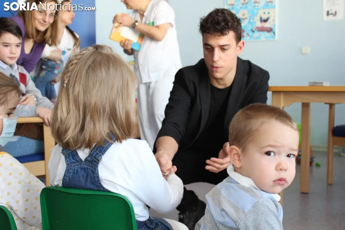 El Mago Fabio encandila a los pacientes y al equipo sanitario del Santa Bárbara