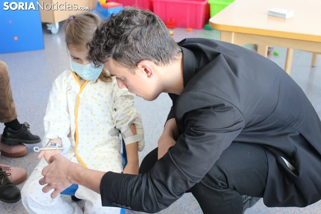 El Mago Fabio encandila a los pacientes y al equipo sanitario del Santa Bárbara