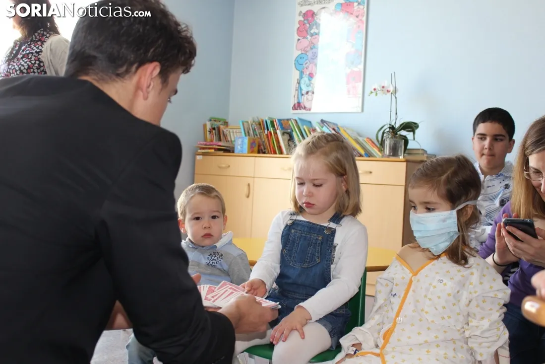 El Mago Fabio encandila a los pacientes y al equipo sanitario del Santa Bárbara