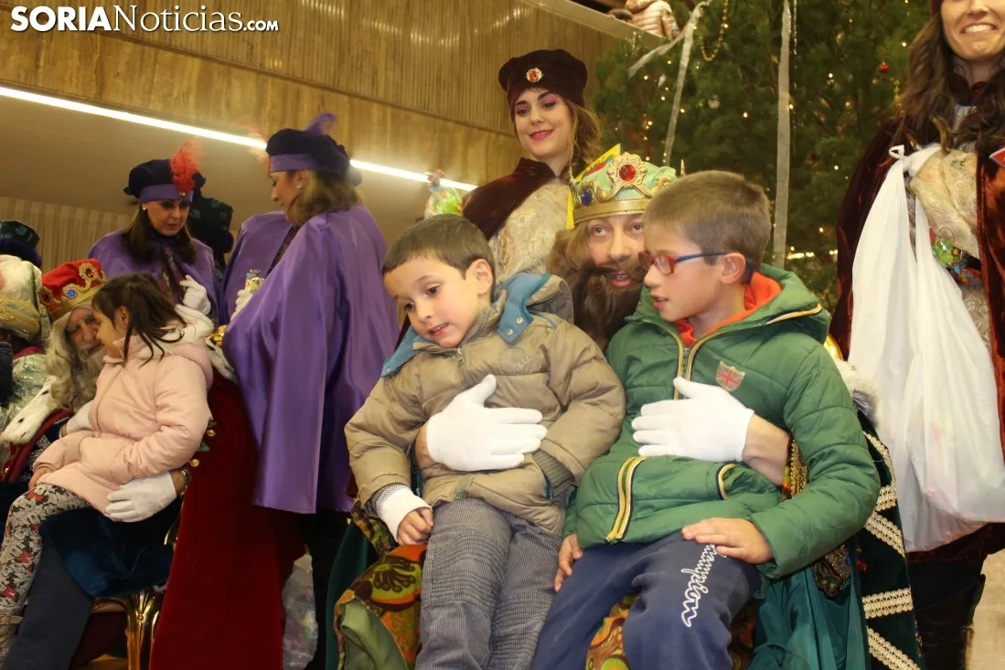 Melchor, Gaspar y Baltasar, con los sorianos y sorianas en el el patio de columnas del Ayuntamiento.